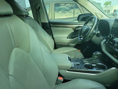 Used 2023 Toyota Highlander Limited FWD image 10