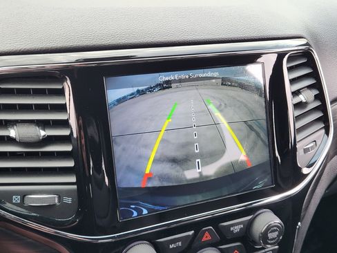 Used 2019 Jeep Grand Cherokee Altitude image 18