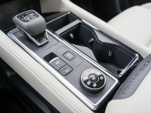 Certified 2025 Nissan Pathfinder SL image 38