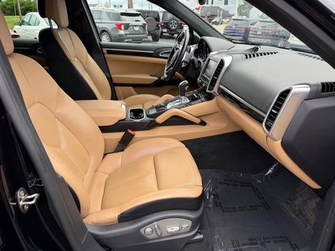 Used 2016 Porsche Cayenne w/ Premium Package AWD/4WD image 29