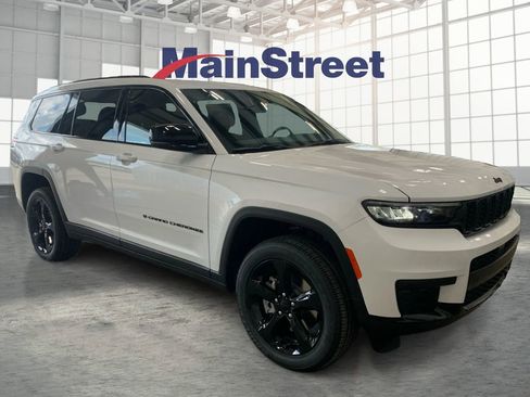 Used 2025 Jeep Grand Cherokee L Altitude AWD/4WD image 7