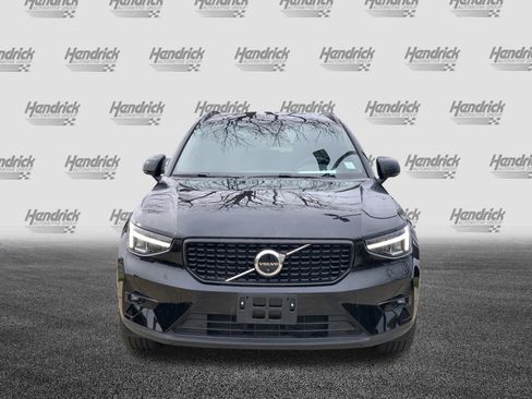 Used 2025 Volvo XC40 B5 Plus image 3