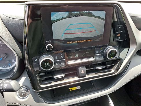 Used 2023 Toyota Highlander XLE AWD/4WD image 15