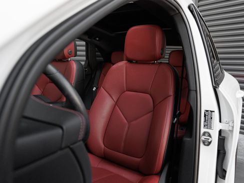 Certified 2026 Porsche Macan AWD/4WD image 5