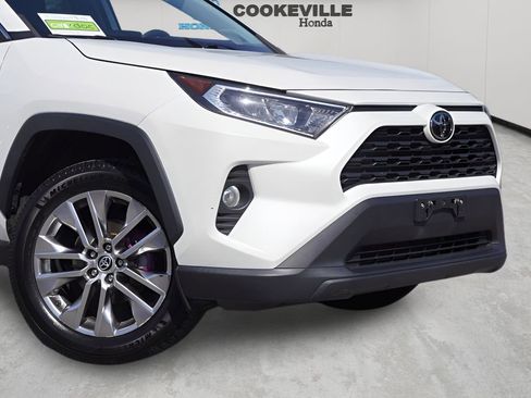 Used 2021 Toyota RAV4 XLE Premium image 3