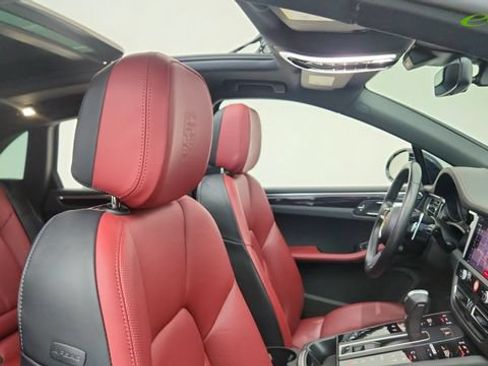 Used 2024 Porsche Macan AWD/4WD image 21