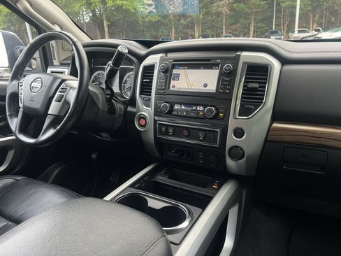 Used 2018 Nissan Titan SL w/ Chrome Package RWD image 3