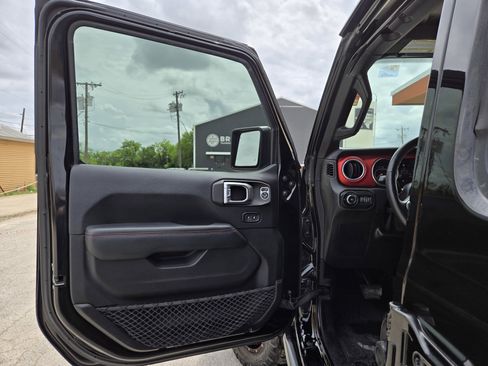 Used 2018 Jeep Wrangler Unlimited Rubicon image 4