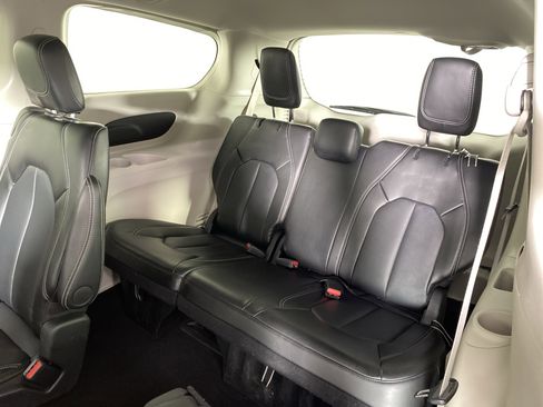 Used 2024 Chrysler Pacifica Touring-L image 33