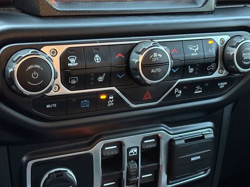 Used 2022 Jeep Wrangler Unlimited Sahara w/ Cold Weather Group image 20