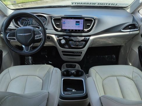 Used 2021 Chrysler Pacifica Touring-L FWD image 16