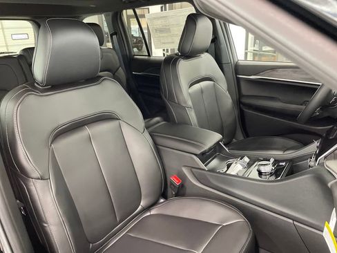 New 2025 Jeep Grand Cherokee Limited w/ Black Appearance Package image 14