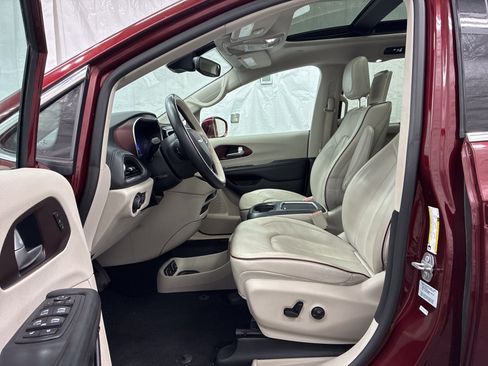Used 2017 Chrysler Pacifica Limited FWD image 14