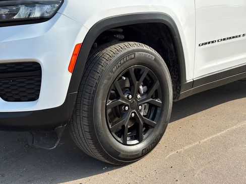 Used 2024 Jeep Grand Cherokee Altitude AWD/4WD image 9