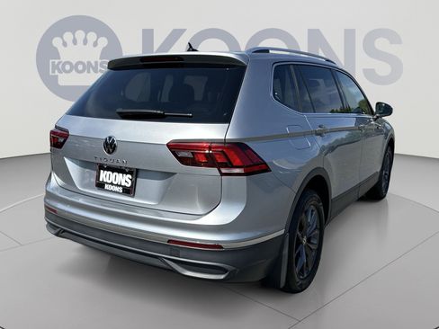 Used 2023 Volkswagen Tiguan SE w/ Panoramic Sunroof Package FWD image 11