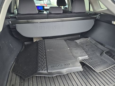 Used 2024 Toyota Venza LE image 13