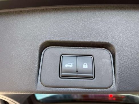 Used 2025 Nissan Rogue SV AWD/4WD image 13