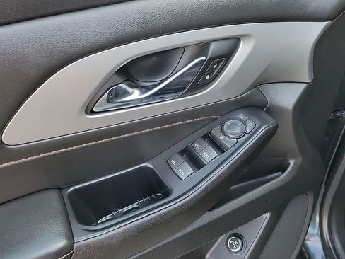 Used 2021 Chevrolet Traverse LT image 13