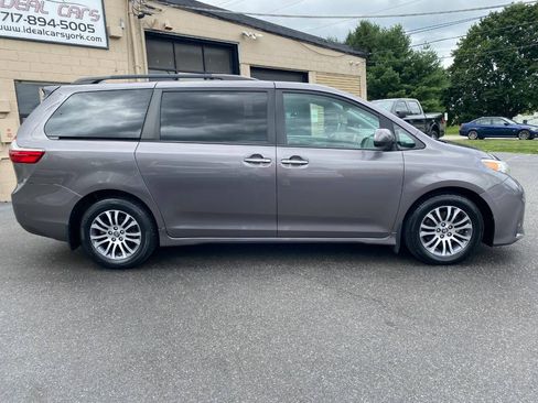Used 2020 Toyota Sienna XLE FWD image 2