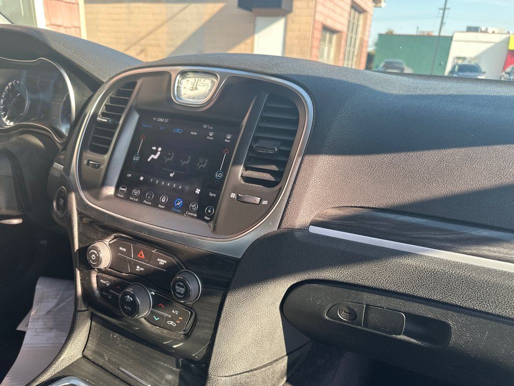 Used 2018 Chrysler 300 Touring L RWD image 10