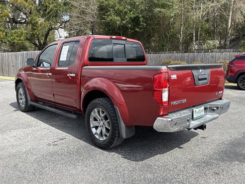 Used 2019 Nissan Frontier SL image 2