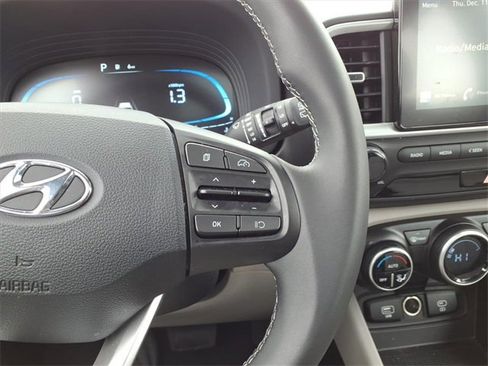 Used 2025 Hyundai Venue SEL image 22
