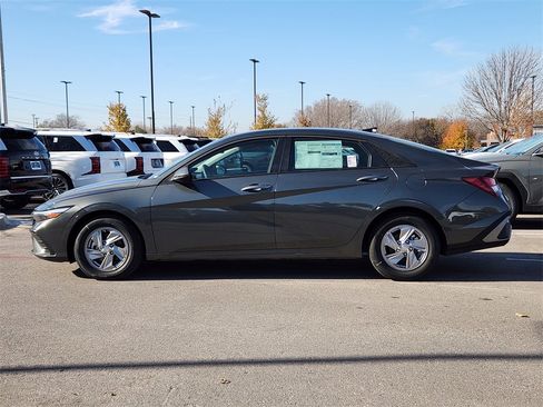 New 2025 Hyundai Elantra SE image 4