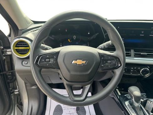 Used 2024 Chevrolet Trax LT FWD image 13