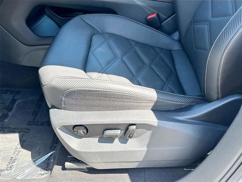 Used 2025 Volkswagen Atlas Cross Sport SE FWD image 18