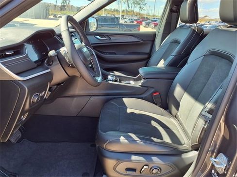 New 2025 Jeep Grand Cherokee L Altitude image 12