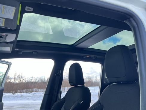 Used 2021 Jeep Renegade Latitude w/ Sun & Sound Group image 21