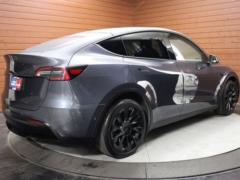 Used 2022 Tesla Model Y Long Range image 9