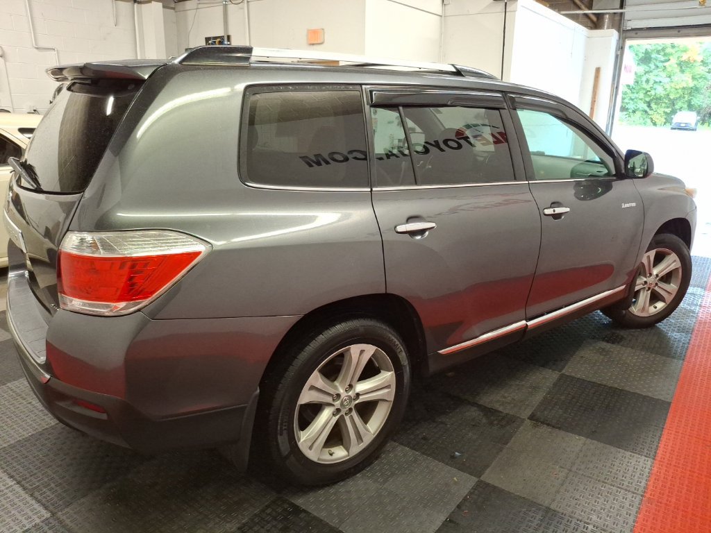 Used 2012 Toyota Highlander Limited w/ Tow Pkg AWD/4WD image 12