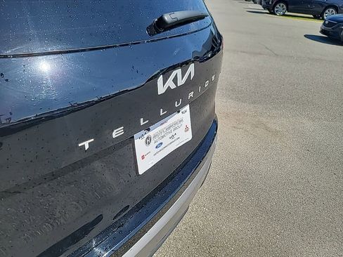Certified 2025 Kia Telluride LX image 10