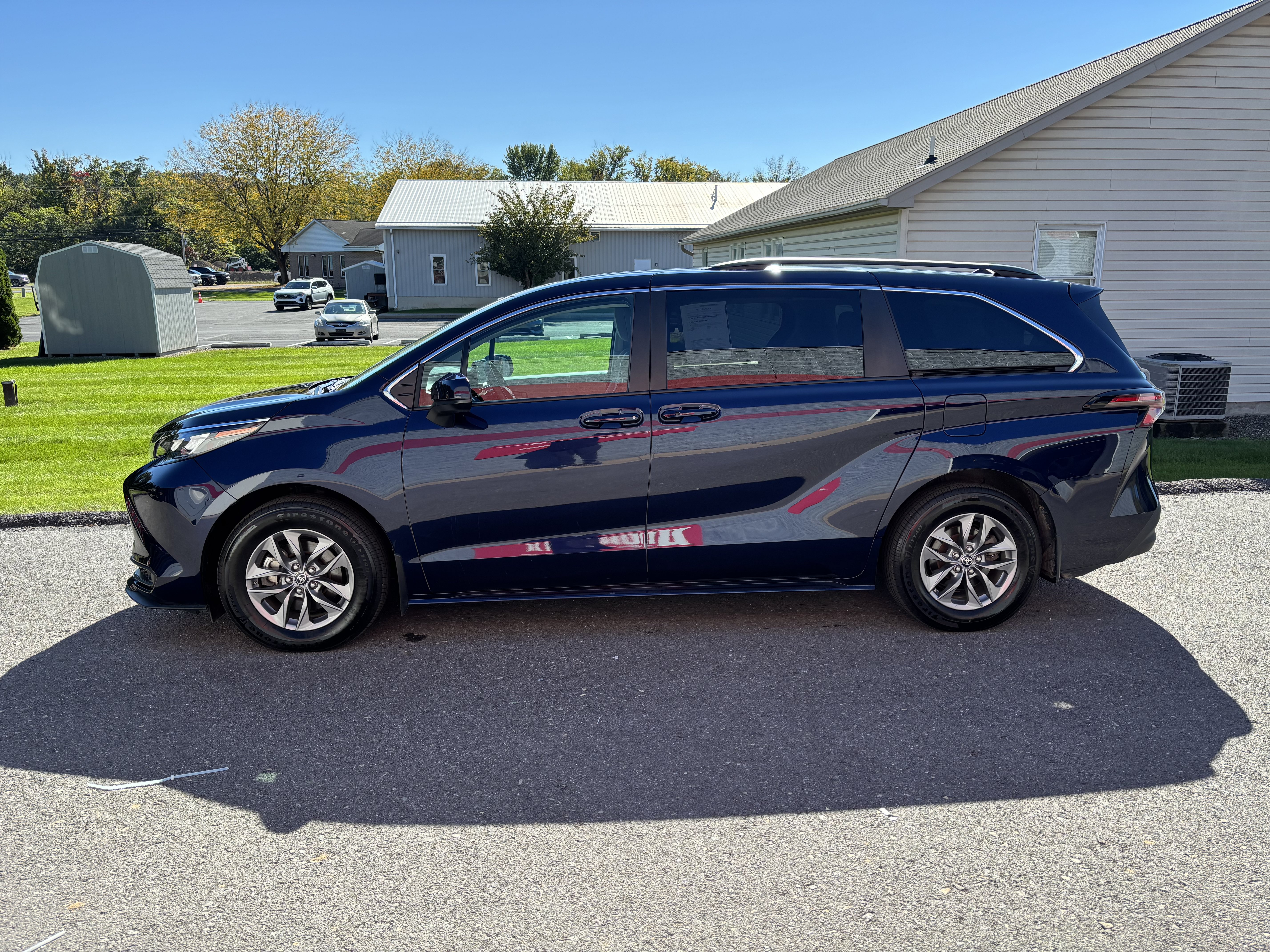 Used 2024 Toyota Sienna LE AWD/4WD image 7
