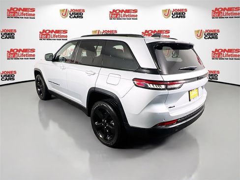 Used 2023 Jeep Grand Cherokee Altitude image 2