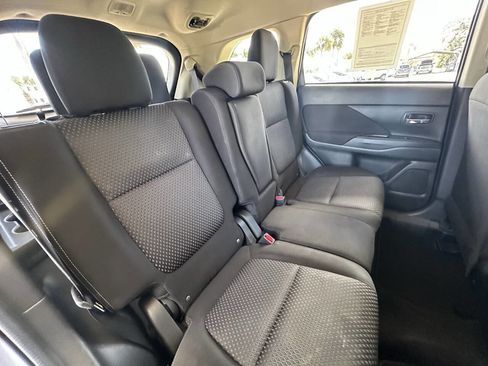 Used 2017 Mitsubishi Outlander ES image 16