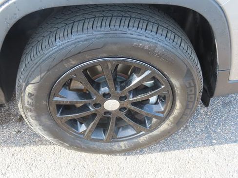 Used 2021 Jeep Cherokee Limited w/ Trailer Tow Group AWD/4WD image 15