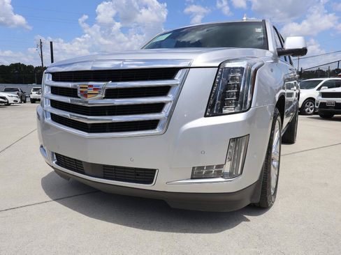 Used 2017 Cadillac Escalade Premium Luxury AWD/4WD image 35