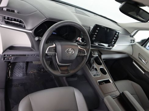 Used 2023 Toyota Sienna XLE image 19