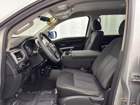 Used 2017 Nissan Titan SV image 19