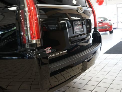 Used 2016 Cadillac Escalade Luxury AWD/4WD image 18