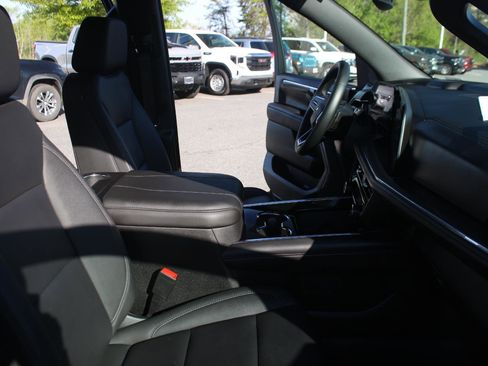 Used 2025 Chevrolet Tahoe Z71 AWD/4WD image 36