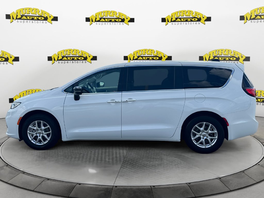 Used 2024 Chrysler Pacifica Touring-L FWD image 2