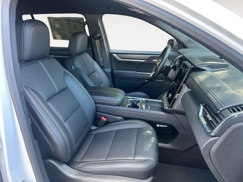 Used 2026 GMC Acadia Elevation w/ Elevation Premium Package AWD/4WD image 15