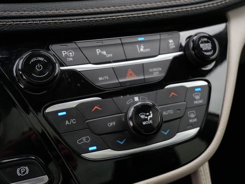 Used 2021 Chrysler Pacifica Limited w/ Uconnect Theater Family Group FWD image 32