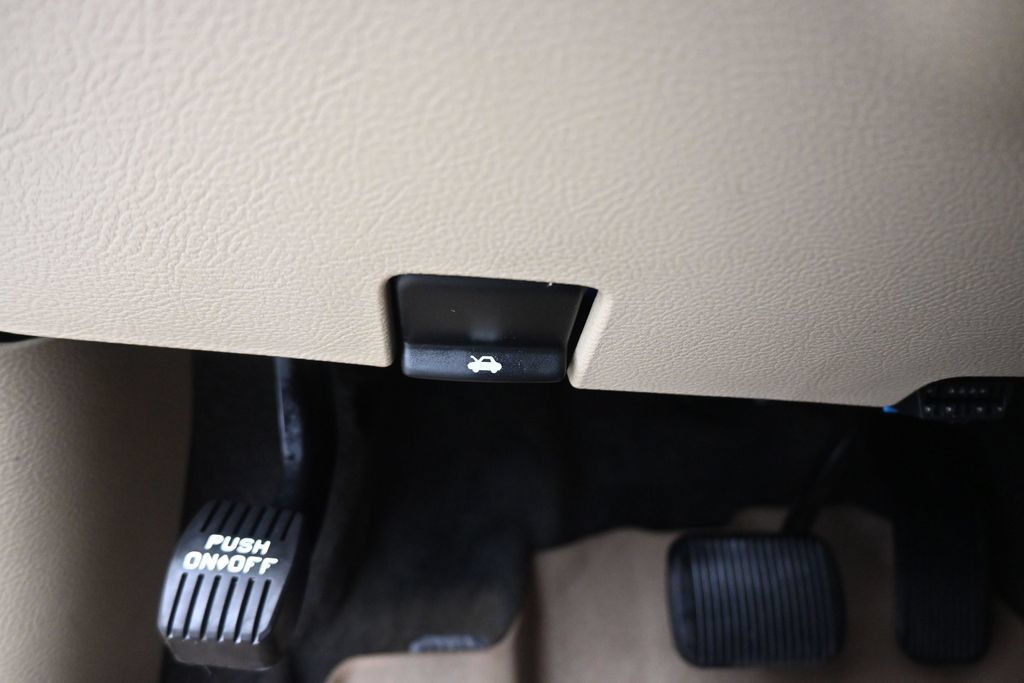 Used 2018 Ford Taurus SEL FWD image 25