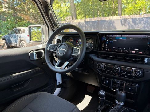 Used 2025 Jeep Wrangler Unlimited Sahara AWD/4WD image 35