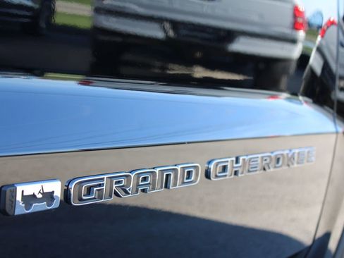 Used 2022 Jeep Grand Cherokee Laredo E AWD/4WD image 23