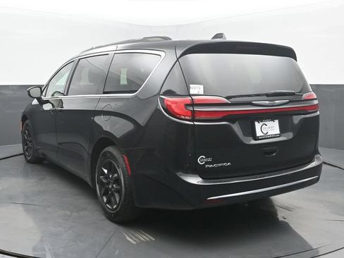 Used 2022 Chrysler Pacifica Touring-L FWD image 4